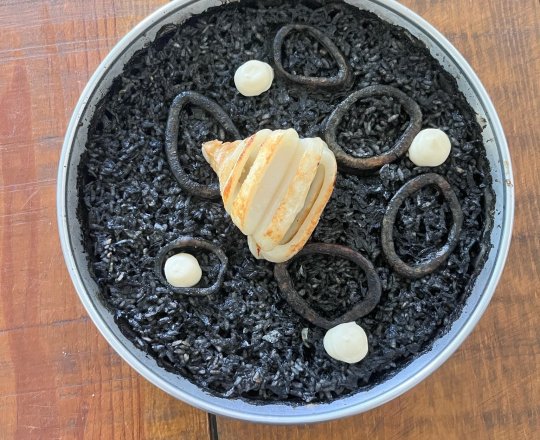 Arroz negro de calamares y gambas con alioli