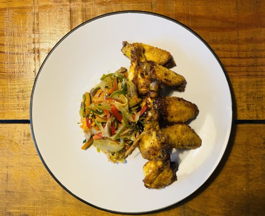 ALITAS DE POLLO CAMPERO CON ADOBO THAI Y WOK DE VERDURAS