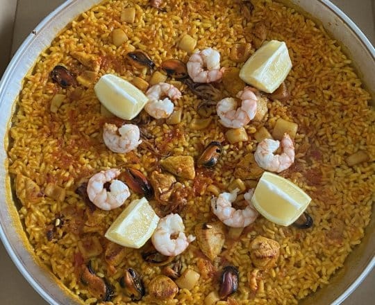 Paella de pollo y marisco