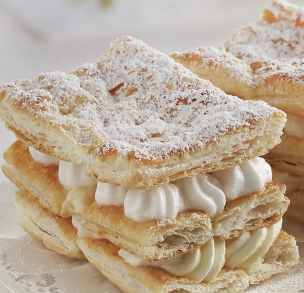 Hojaldre relleno de crema pastelera y frutos rojos