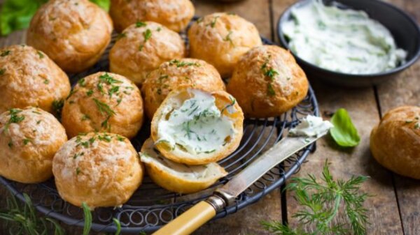 Profiteroles salados de foie, salmon ahumado y ensaladilla de langostinos