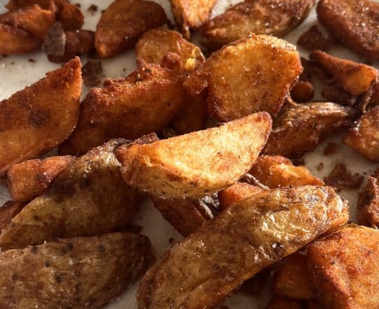 Patatas fritas Delezas especiadas con mayonesa kimchi y alioli de ajo negro