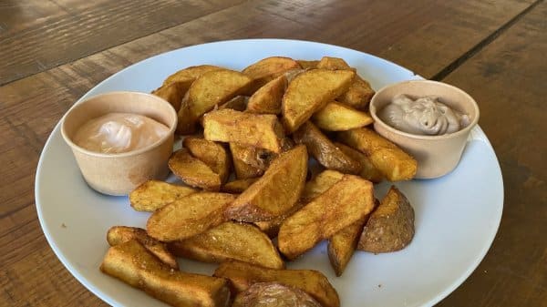 Patatas fritas Delezas especiadas con mayonesa kimchi y alioli de ajo negro