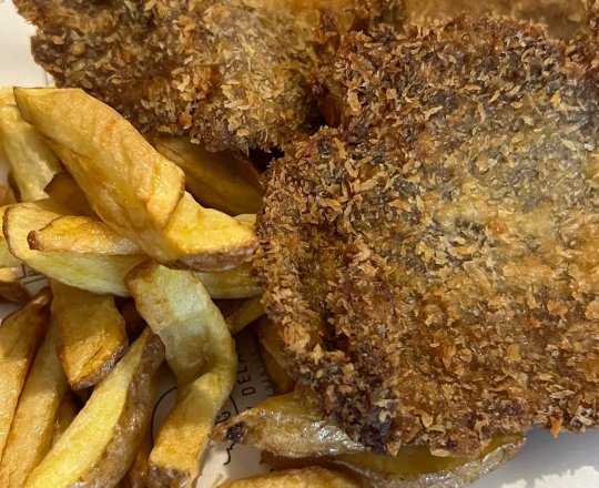Pankolines de ternera, patatas fritas y mayonesa de piparra